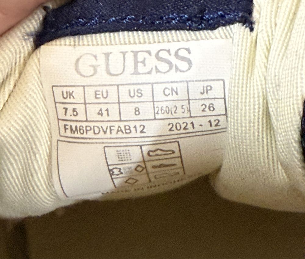 Маратонки Guess.