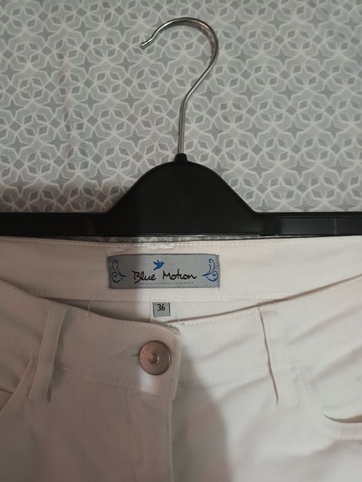Vând pantaloni albi