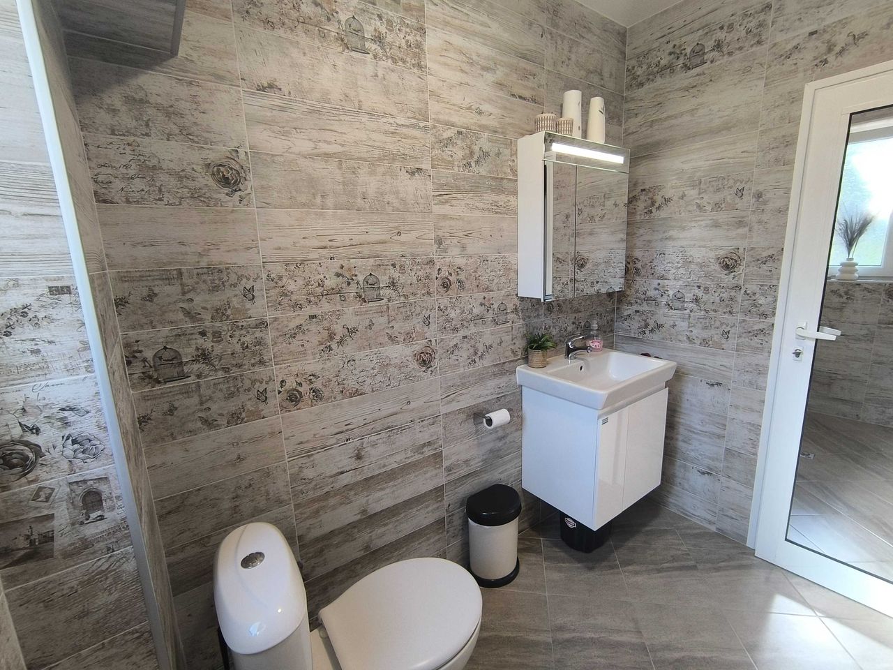 Продава се Къща в с. Драгичево, Област Перник - 220 кв.м за 1910 €/кв.м - Снимка #13