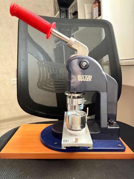 Пресс для изготовления значков