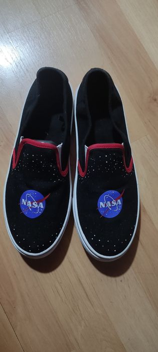 Teniși cu inscripția ,,NASA,,,