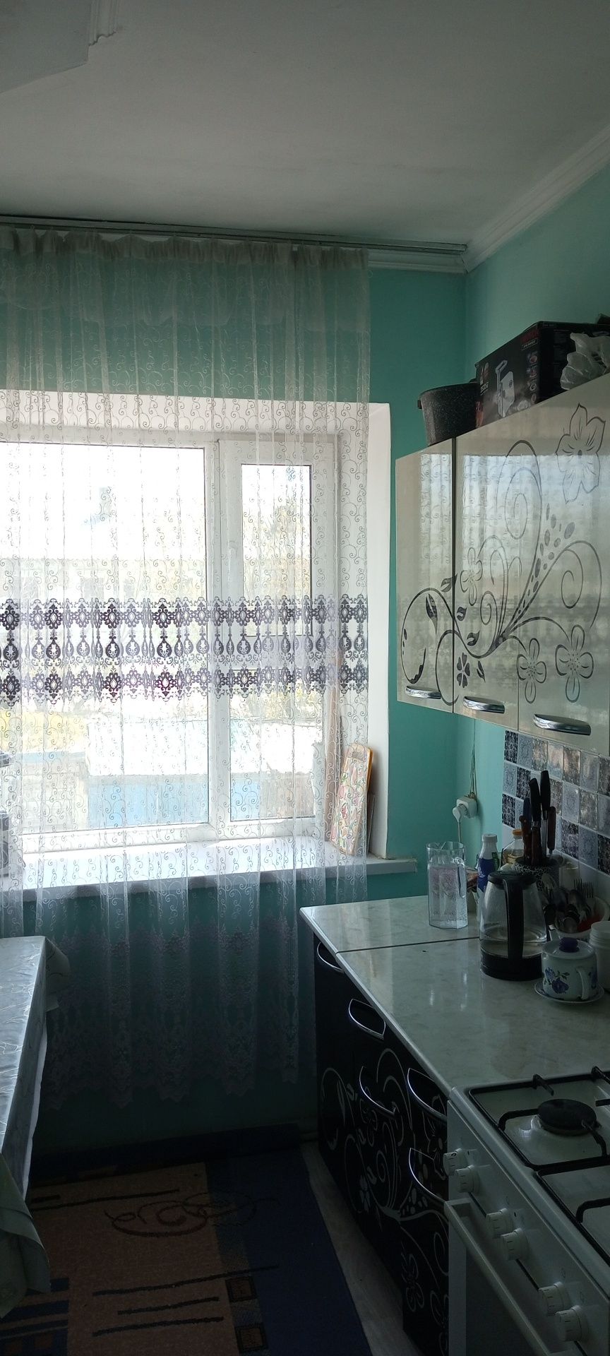 Екі қабат үйде, үш бөлмелі пәтер сатылады.