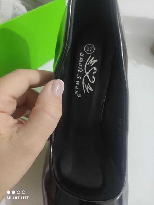 Лачени обувки с ток