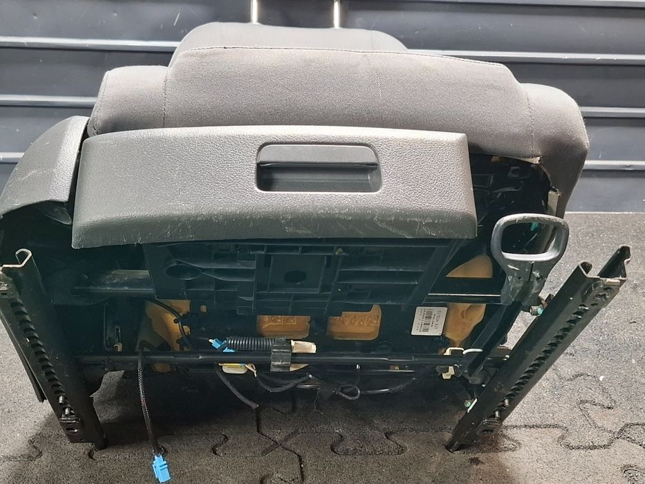 Scaun dreapta fata VOLKSWAGEN TOURAN 1T1, 1T2 2003 - 2010 TDI BMN 1K48