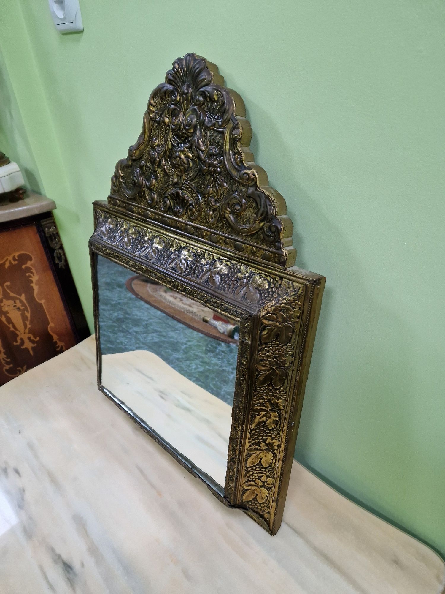Красиво антикварно френско огледало с месингов обков