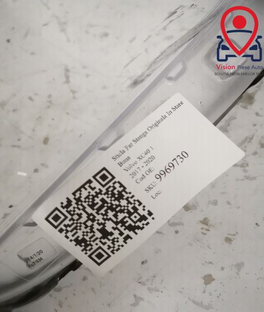 Волво ХЦ40 / Volvo XC40 Оригинална лява фарова стъкло в добро състояни