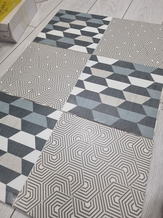 Плитки кафель в хорошем состоянии. 30 на 60. 5.5 метров в длину