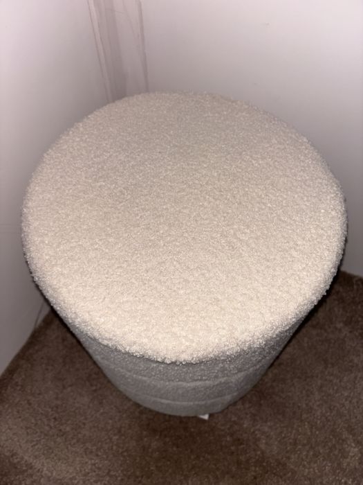 Чисто нова табуретка стол