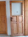 Продавам дървена врата със стъкло в горната си част.