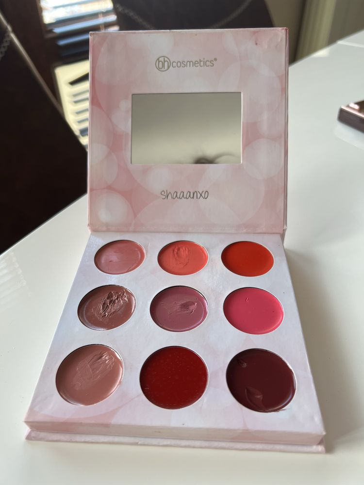 Гримове и козметика на Chanel, MAC, Clarins, Benefit, LANCOME