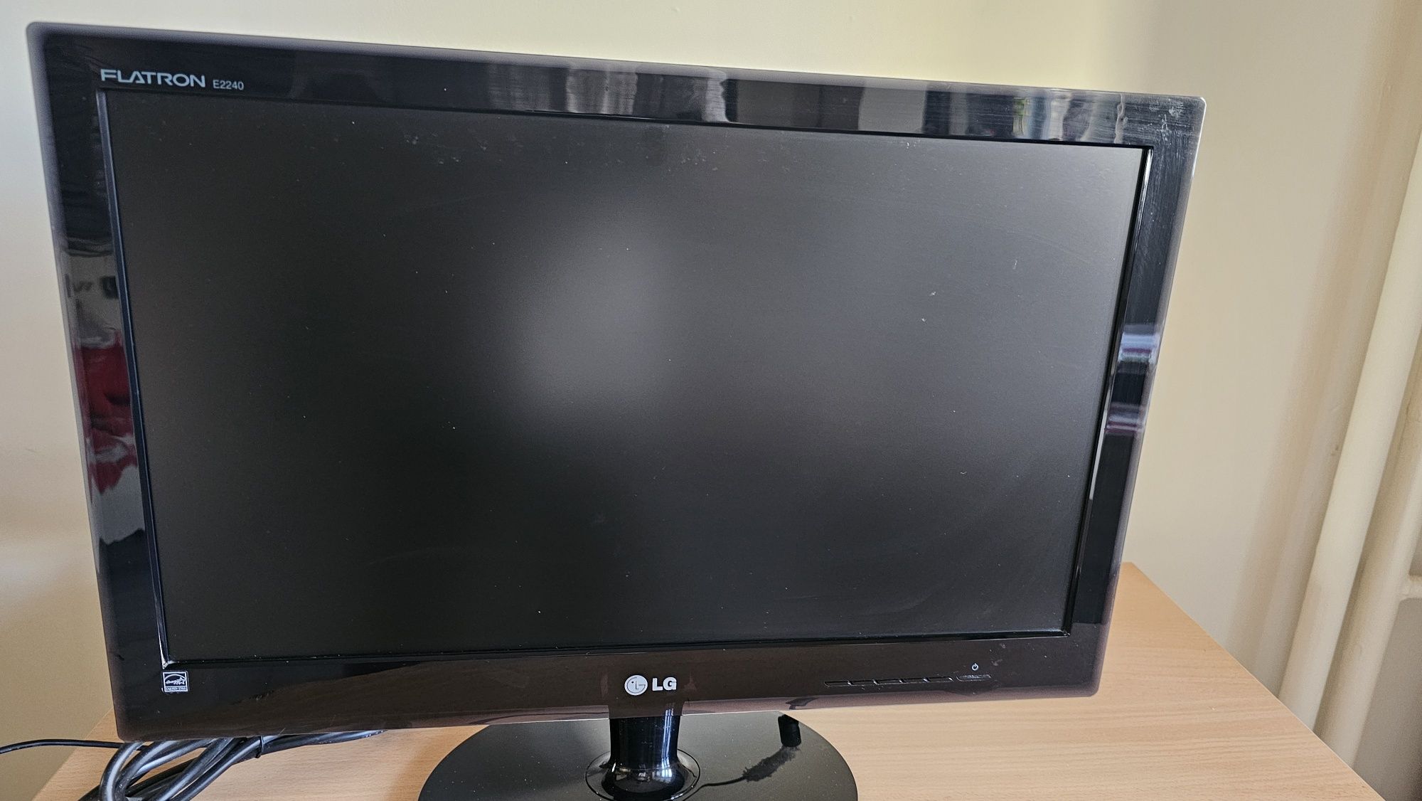 Монитор LG екран 55см 22 инча