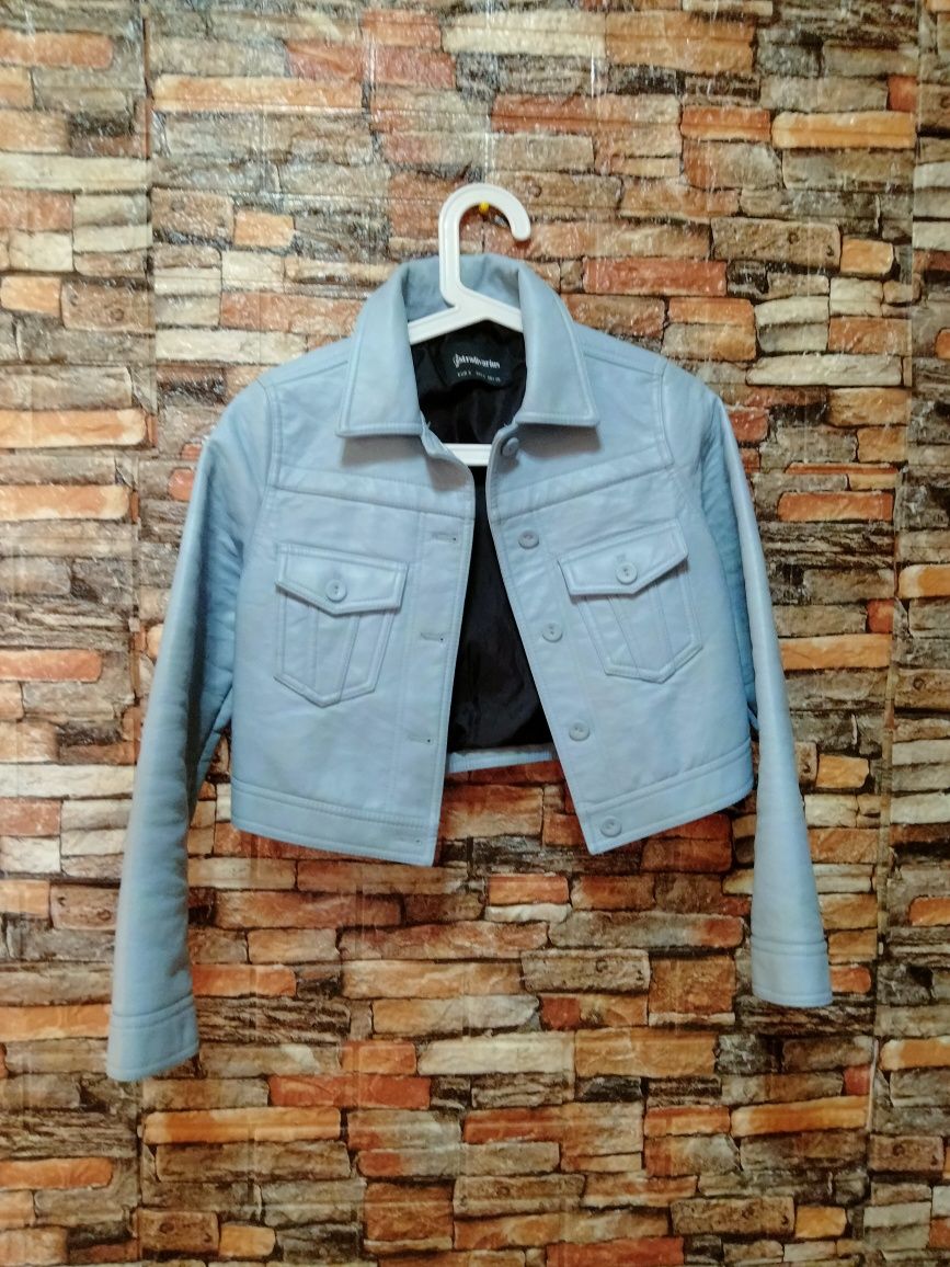 Cropped baby blue faux leather jacket Stradivarius