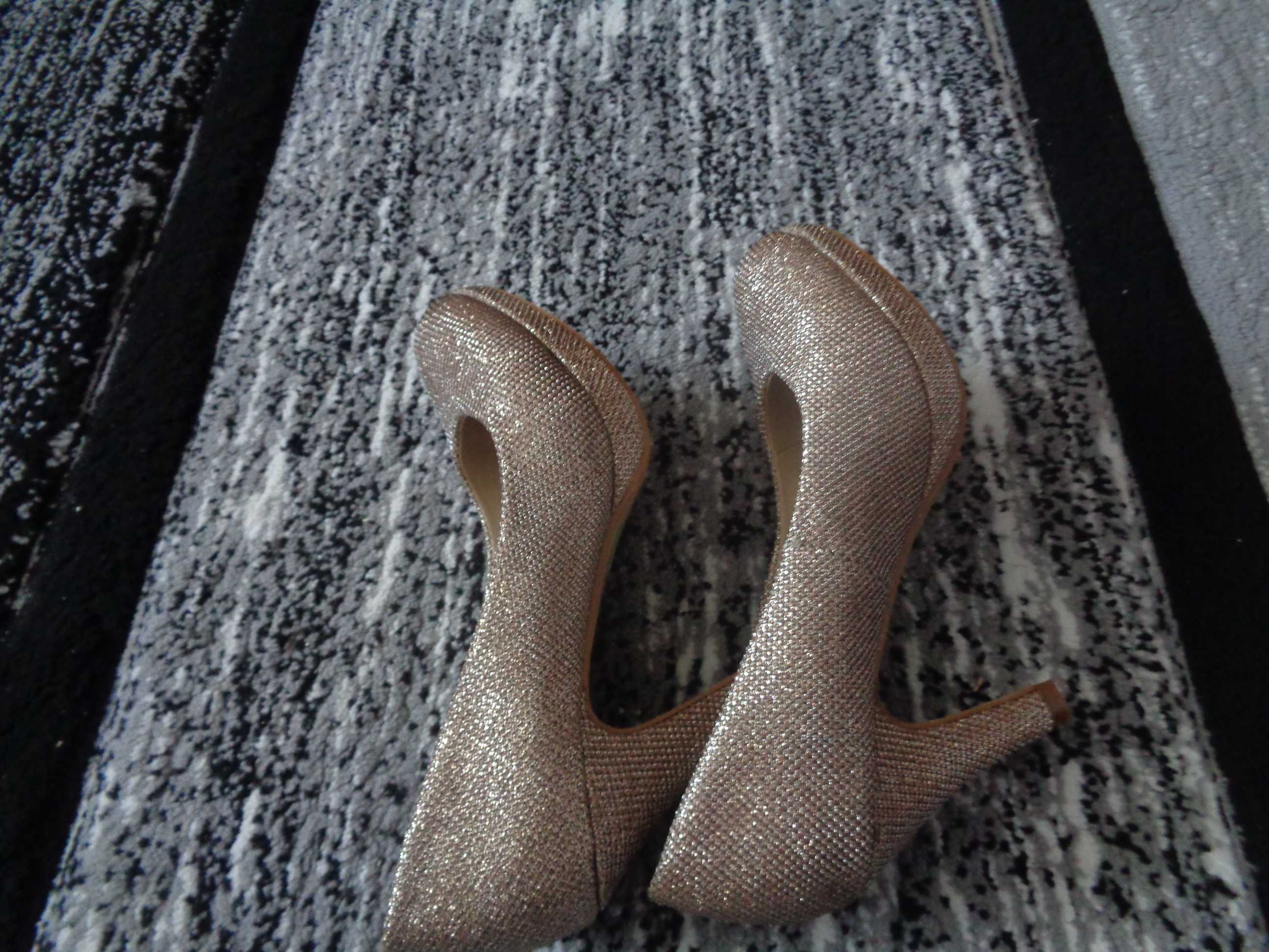 Vand pantofi de dama