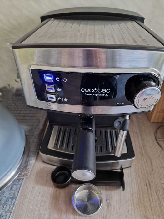 Кафемашина за еспресо и капучино Cecotec