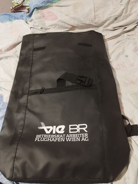 Vând ghiozdan culoare negru