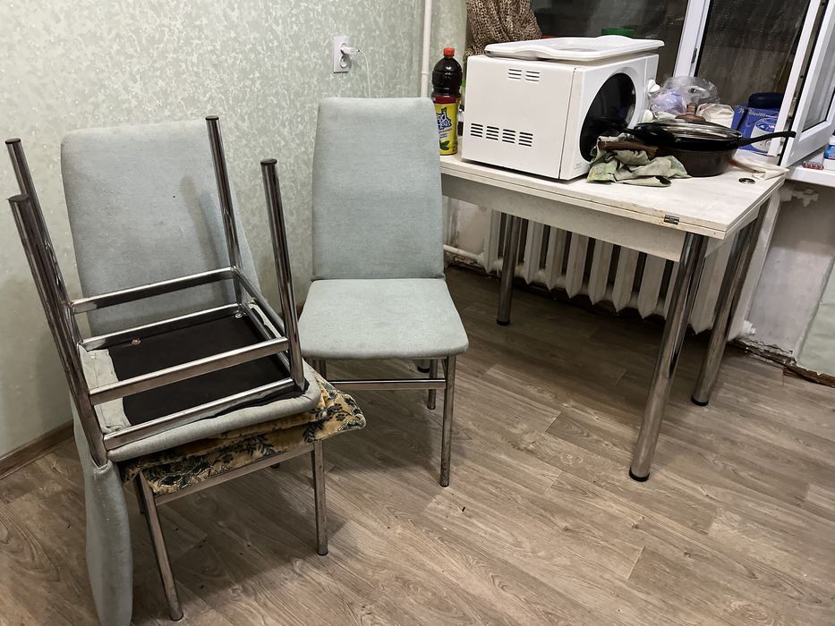 Продам стол раскладной со стульями 4 шт
