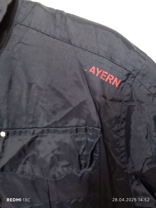 Мъжко спортно яке от фен магазина на Bayern München за пролет и лято .