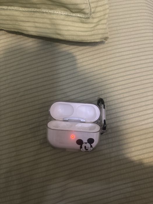 Apple AirPods Pro продам кейс без наушников!