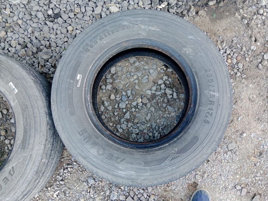 Две шины 235/75 R 17.5 целые без порезов