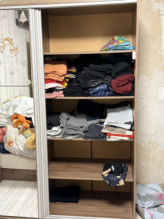 Обзавеждане за спалня- гардероб, скрин и 2 нощни шкафчета