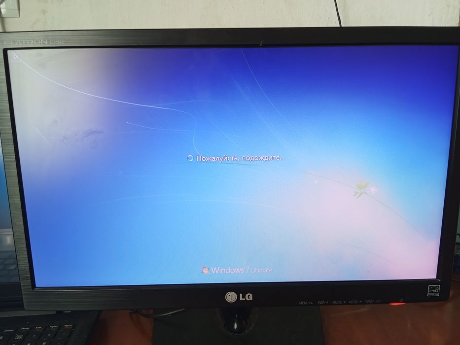 Монитор LG 18.5"