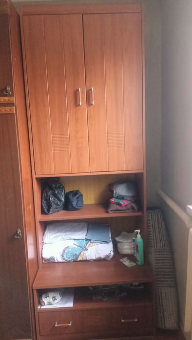 Продам шкафы - стенка угловые разборные, два уголовных и два серванта.