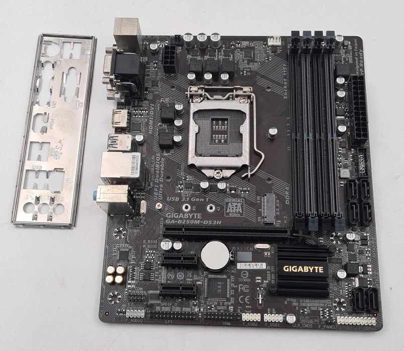Дъно Gigabyte B250M-DS3H,процесор i3-7300,рам DDR4 Kingston 4x4GB