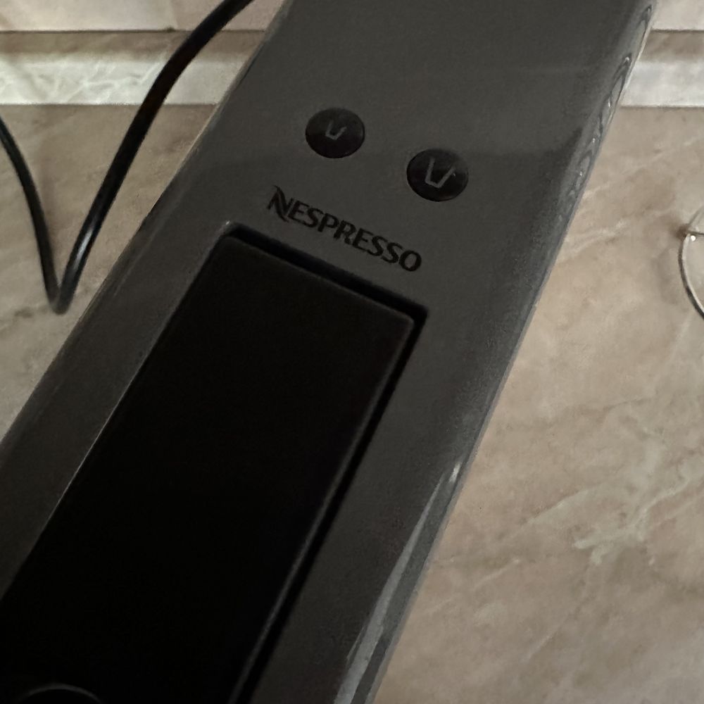 Кафемашина Nespresso + стойка за капсули