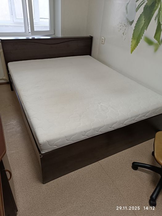 Кровать двуспальная в отличном состоянии с хорошим матрасом