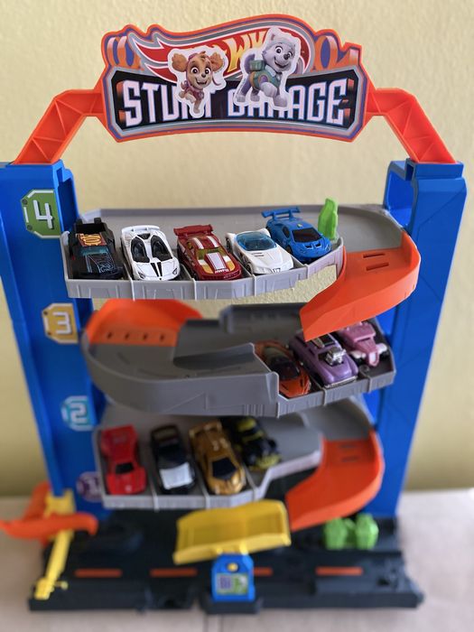 Гараж с 12 коли на хот уилс