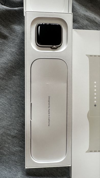 Продам Apple Watch SE 2 40mm Starlight-бежевый