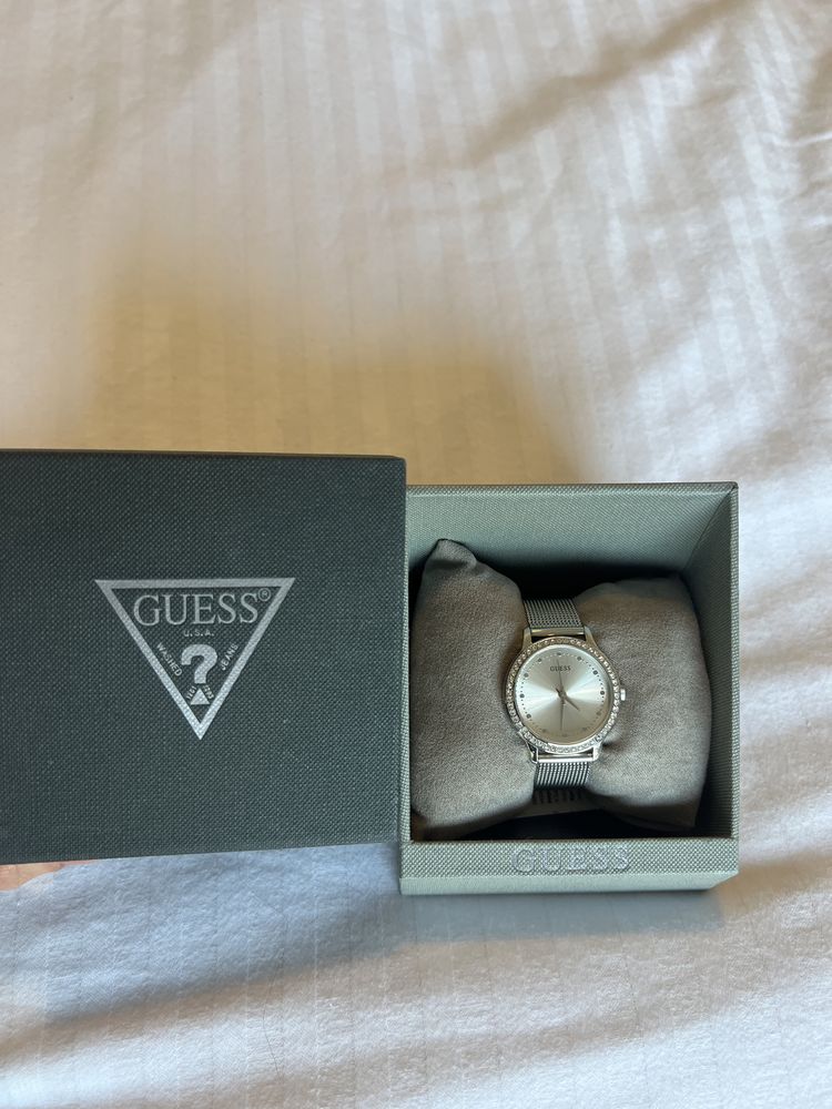 Часовник Guess в отлично състояние