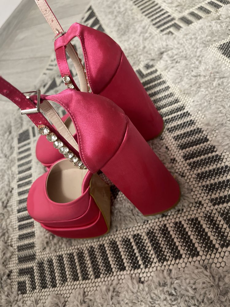Pantofi roz cu platforma inalta
