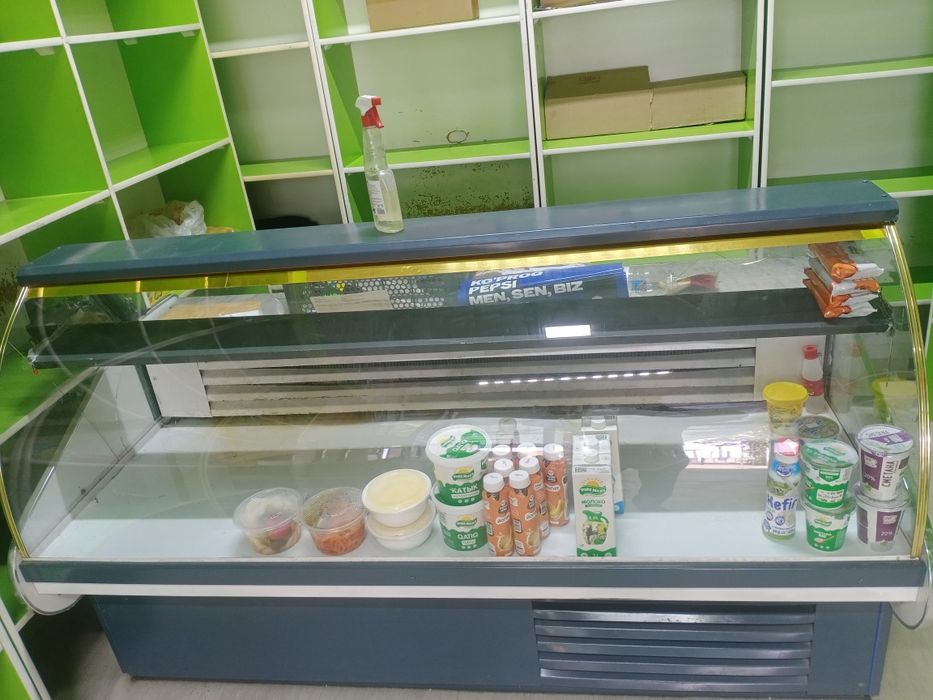 Vitrina xolodelnik sotiladi.