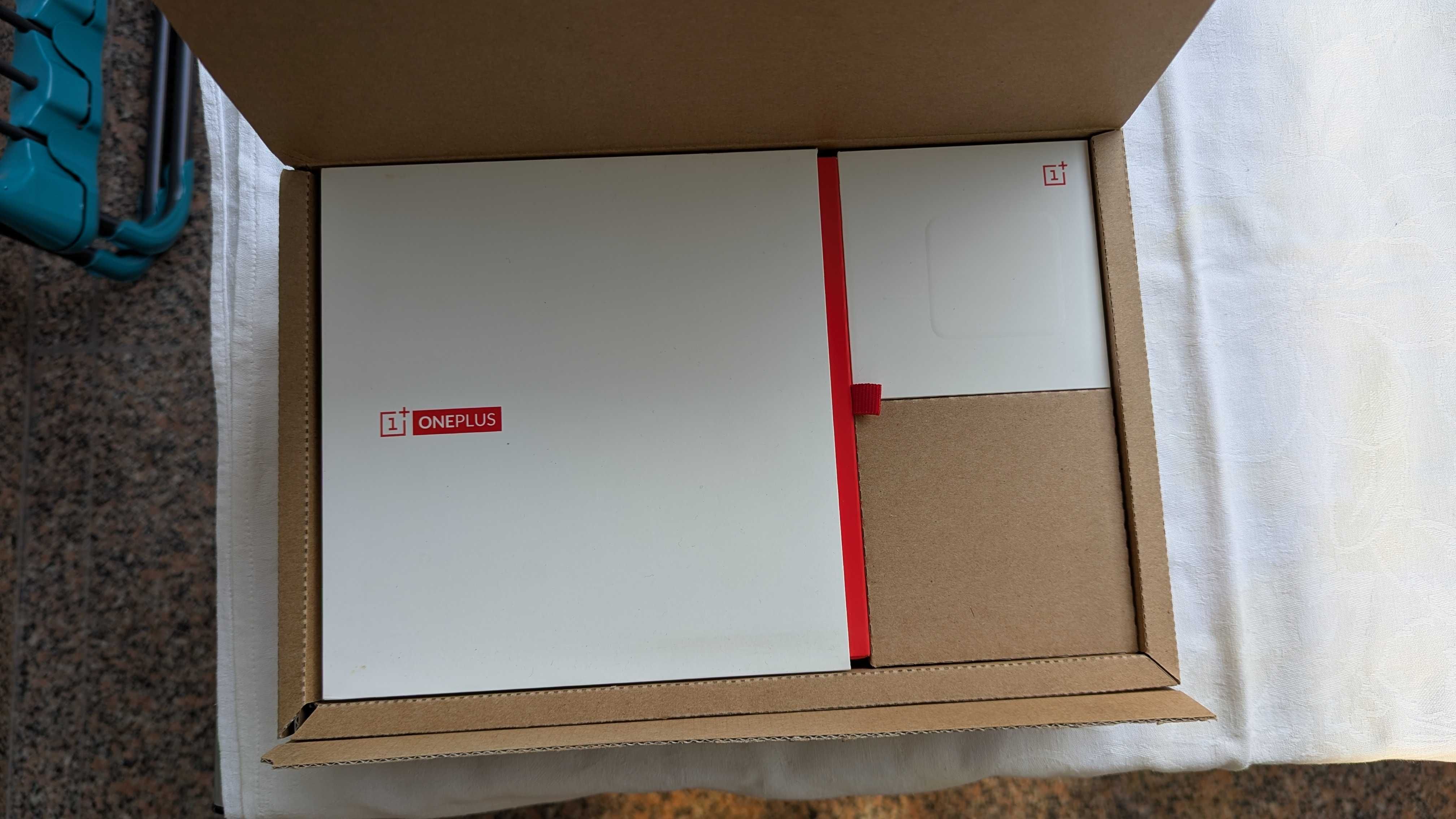 Telefon OnePlus One (model 2014), cu carcasă și accesoriile originale