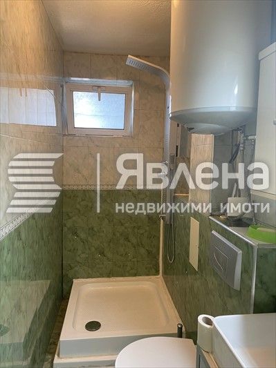 Тристаен до Ботева градинка