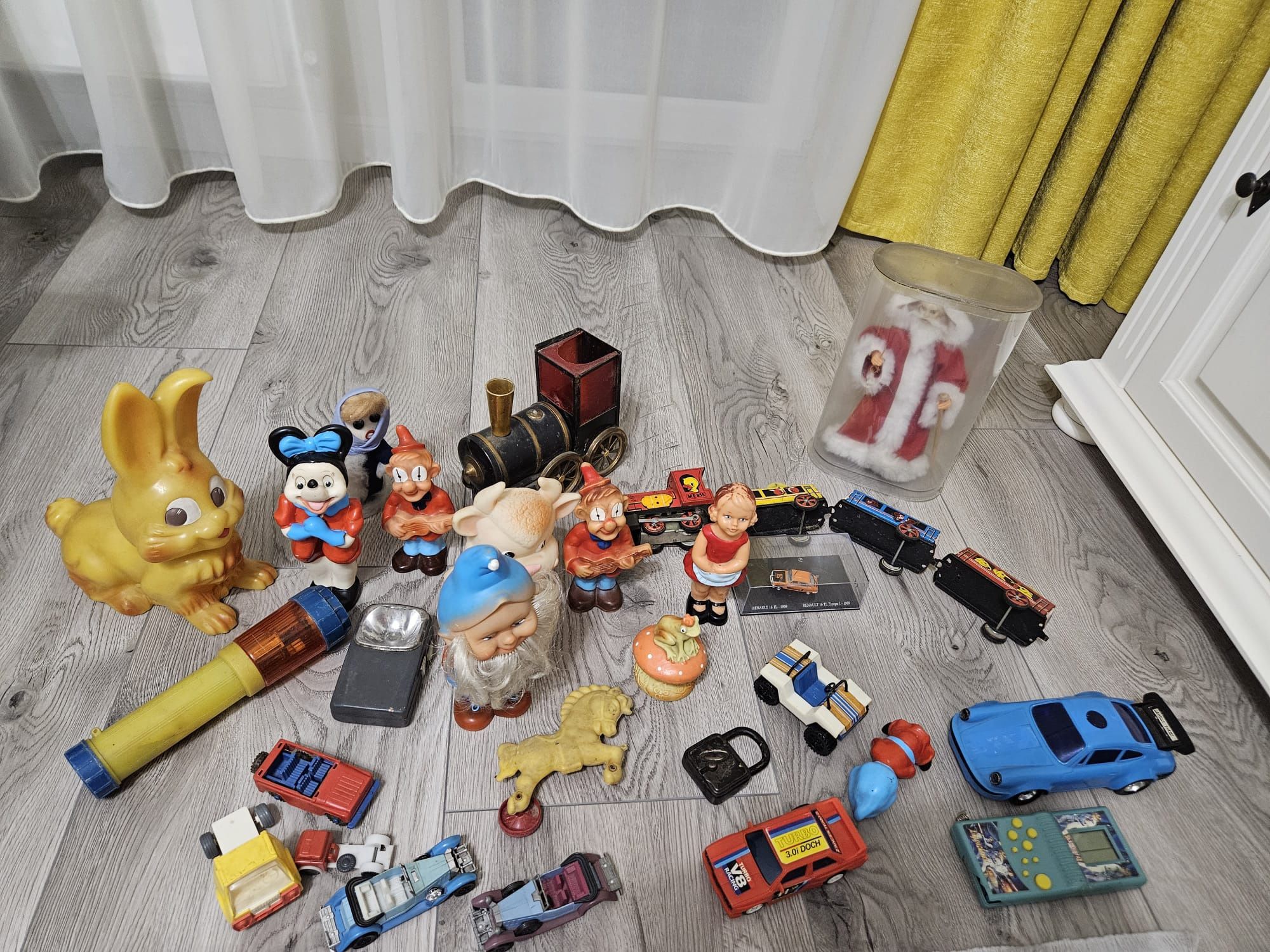 Jucării și obiecte vechi românești