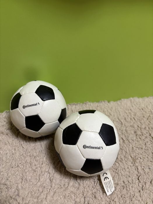 2 mingi de fotbal micute cu puf interior si piele la exterior
