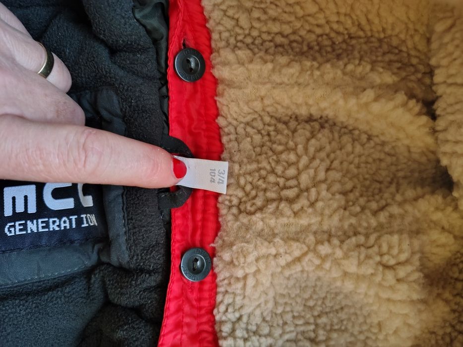 Vând 2 geci groase pt băieți.