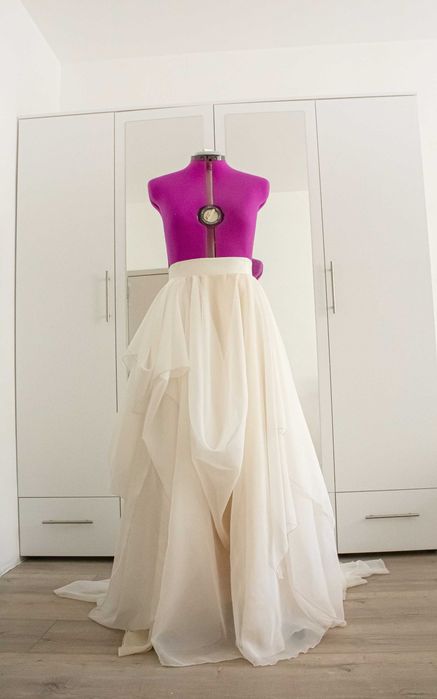 Сватбена пола по поръчка Булчинска Рокля Екрю Драпиран дизайн Шлейф