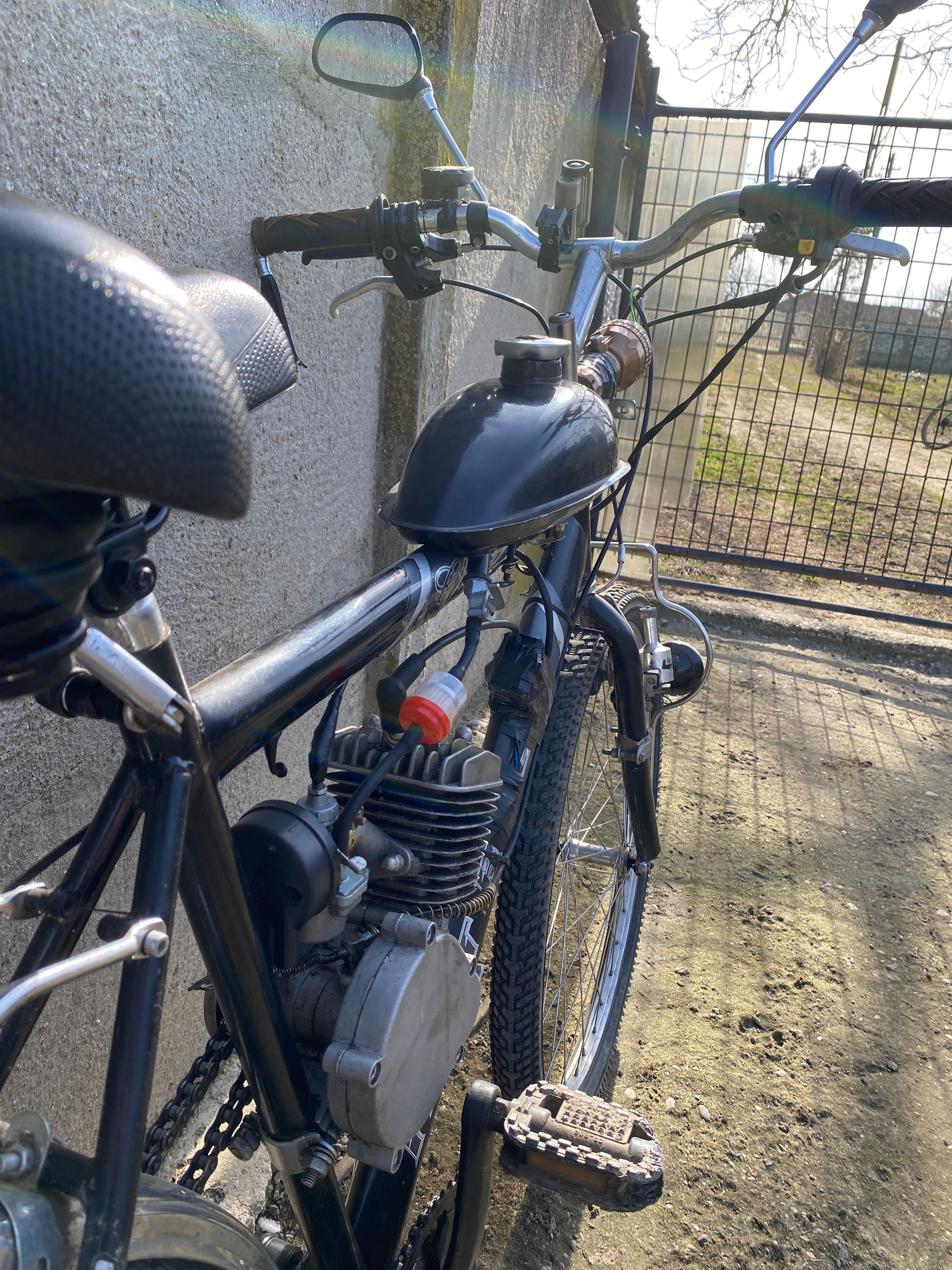 Vând urgent bicicleta cu motor 80 cc