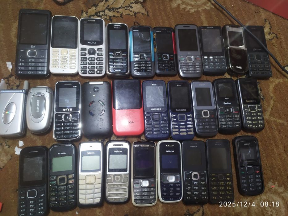 представлена коллекция старых мобильных телефонов различных марок,