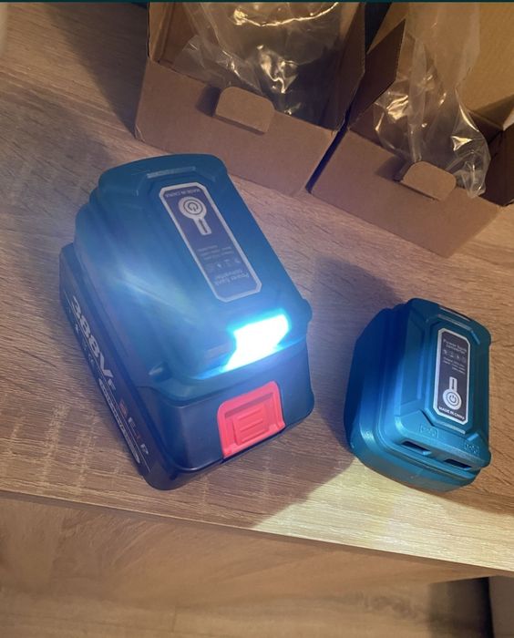 Adaptor cu lanterna si 2 porturi usb compatibil cu acumularori Makita