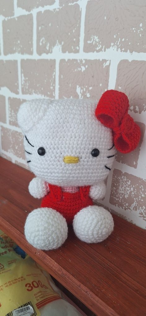 Hello Kitty (jucărie croșetată)