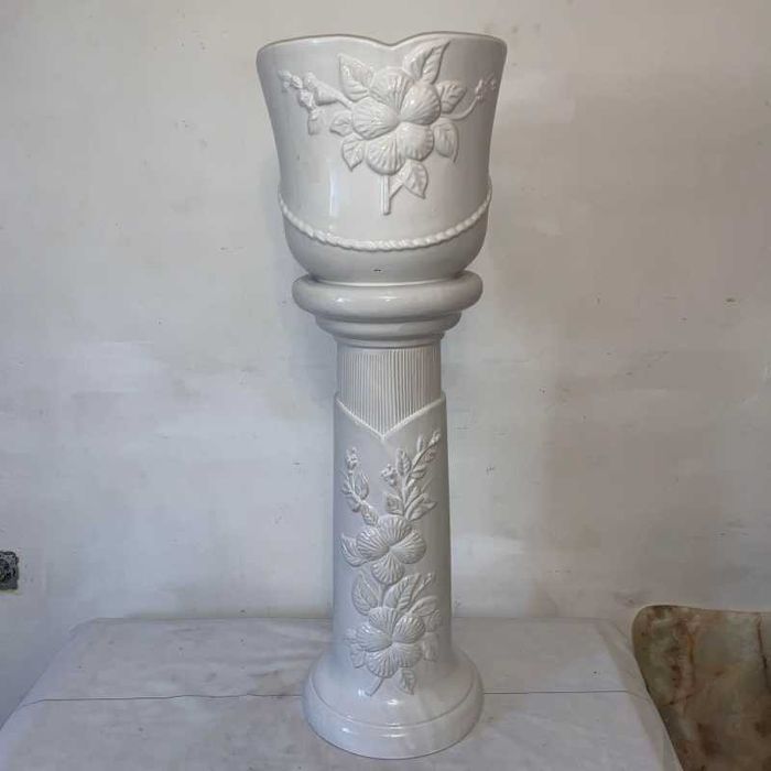 Ghiveci cu piedestal din portelan