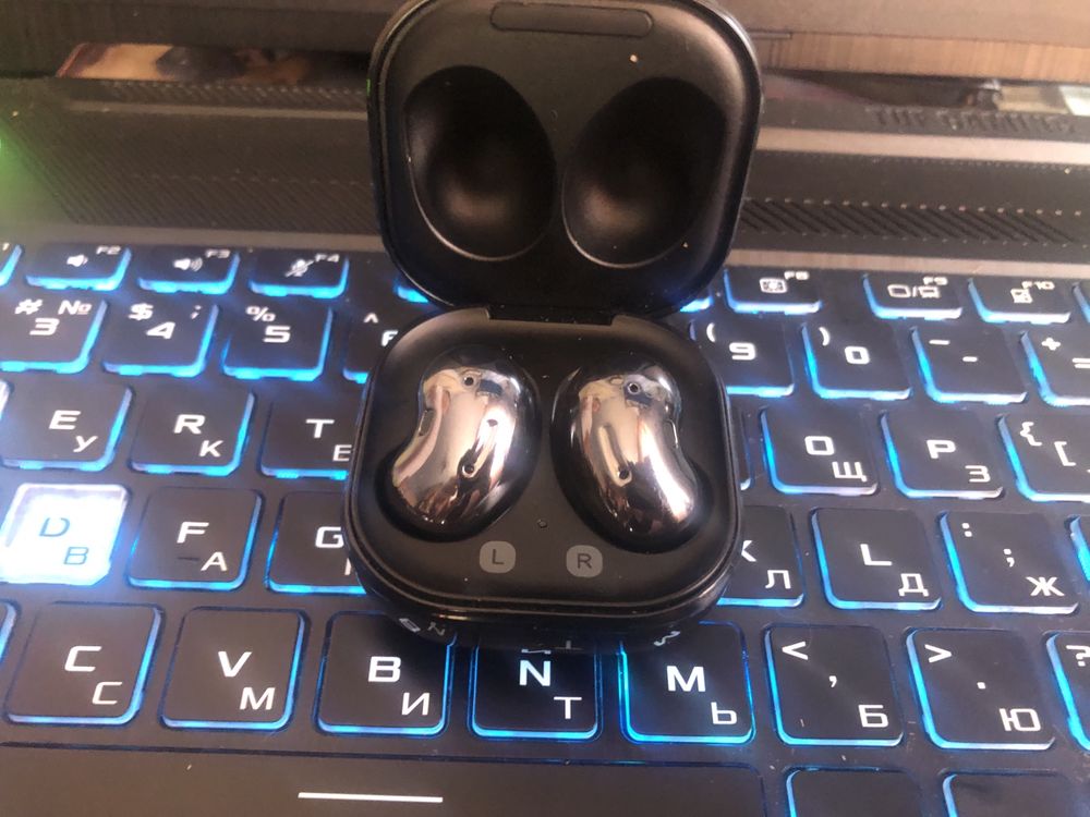 Продам наушники samsung buds live