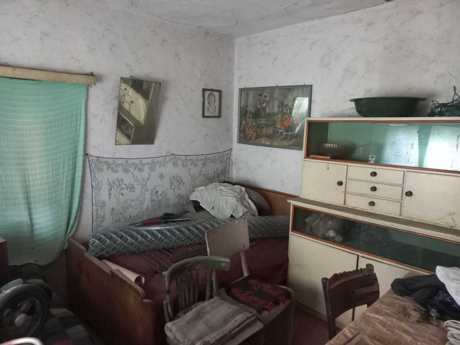 Продавам къща в идеален център с 4 стаи и два входа.