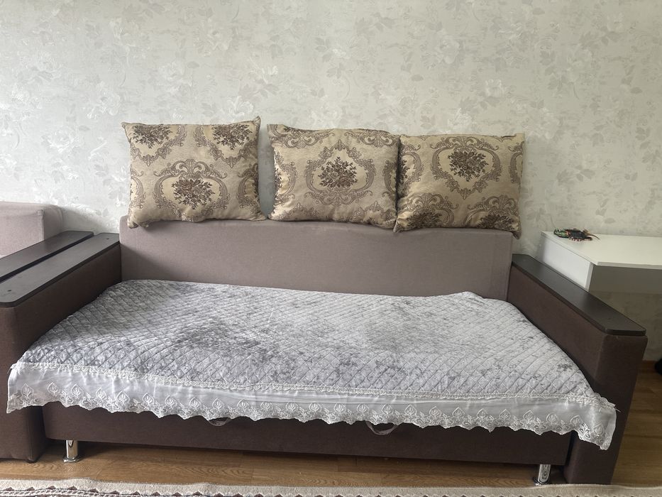 Продам диван-4 подушки, 2 кресла и 2 пуфика