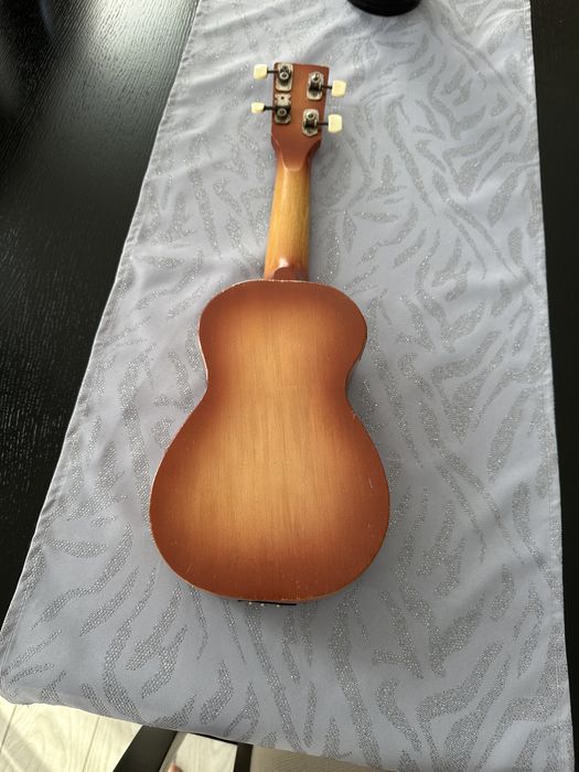 Ukulele  veche Ani 1983