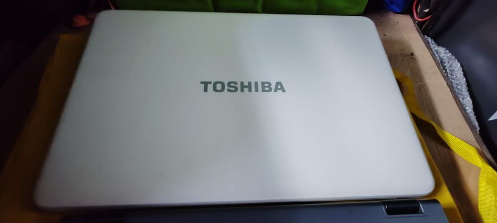 Vând Laptopuri cu incarcator